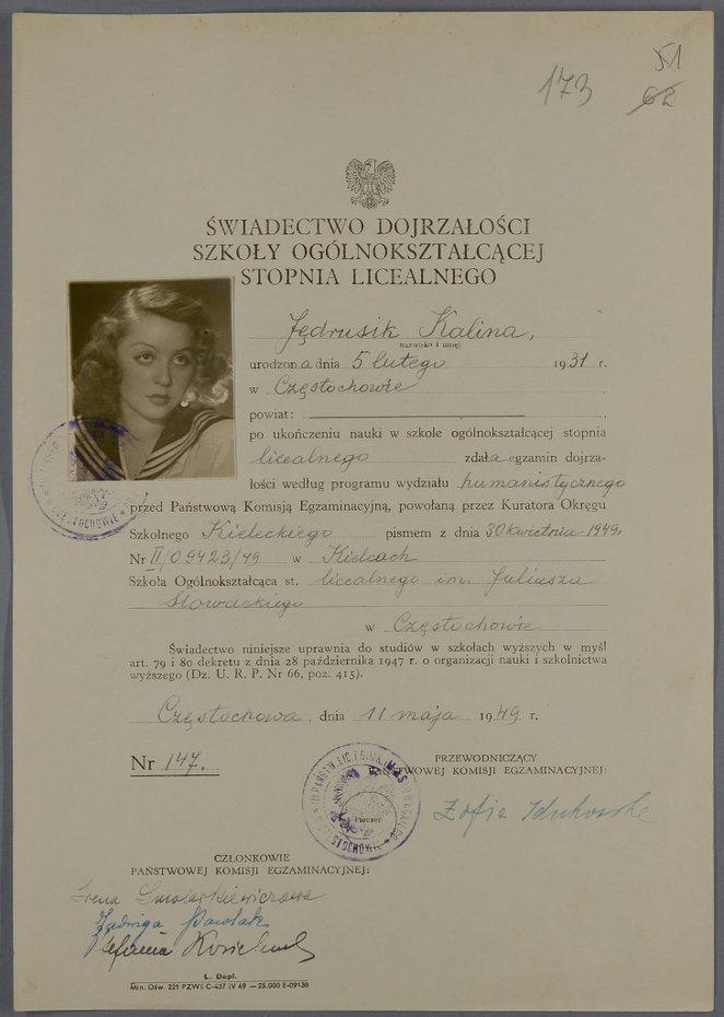 Jednym z najważniejszych aspektów publikacji jest widniejąca na świadectwie data urodzenia: 5 lutego