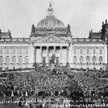 Niemcy demonstrują przed Reichstagiem przeciwko traktatowi wersalskiemu. Berlin, 15 maja 1919 r.