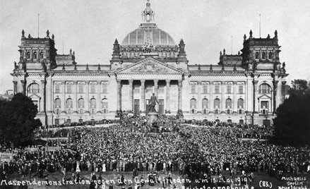 Niemcy demonstrują przed Reichstagiem przeciwko traktatowi wersalskiemu. Berlin, 15 maja 1919 r.