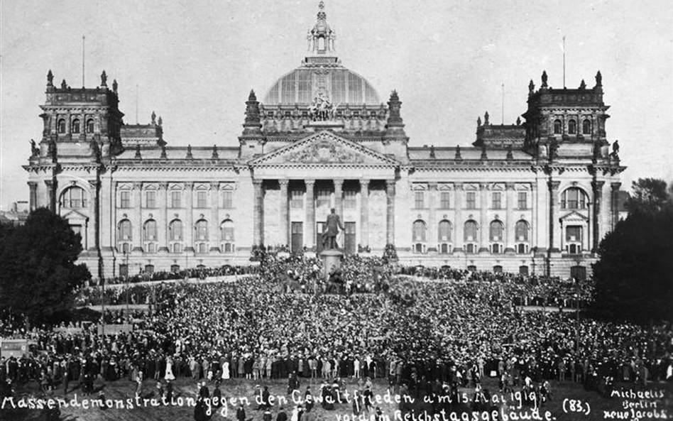 Niemcy demonstrują przed Reichstagiem przeciwko traktatowi wersalskiemu. Berlin, 15 maja 1919 r.