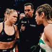 Ronda Rousey (z lewej), kobieta, która zarobiła miliony dolarów na tym, że po mistrzowsku i z wdzięk