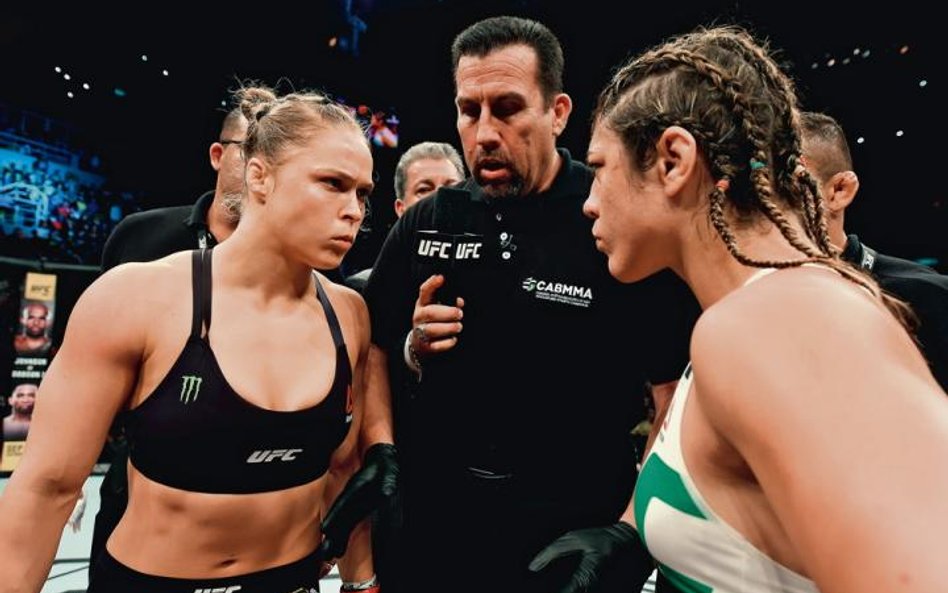 Ronda Rousey (z lewej), kobieta, która zarobiła miliony dolarów na tym, że po mistrzowsku i z wdzięk