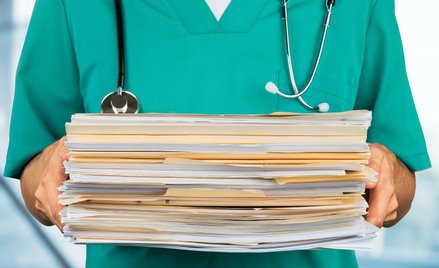 Lekarze: covidowa papierologia przeszkadza leczyć