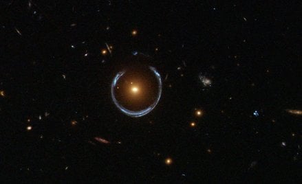 „Kosmiczna Podkowa" widoczna na nowych zdjęciach z Teleskopu Hubble'a