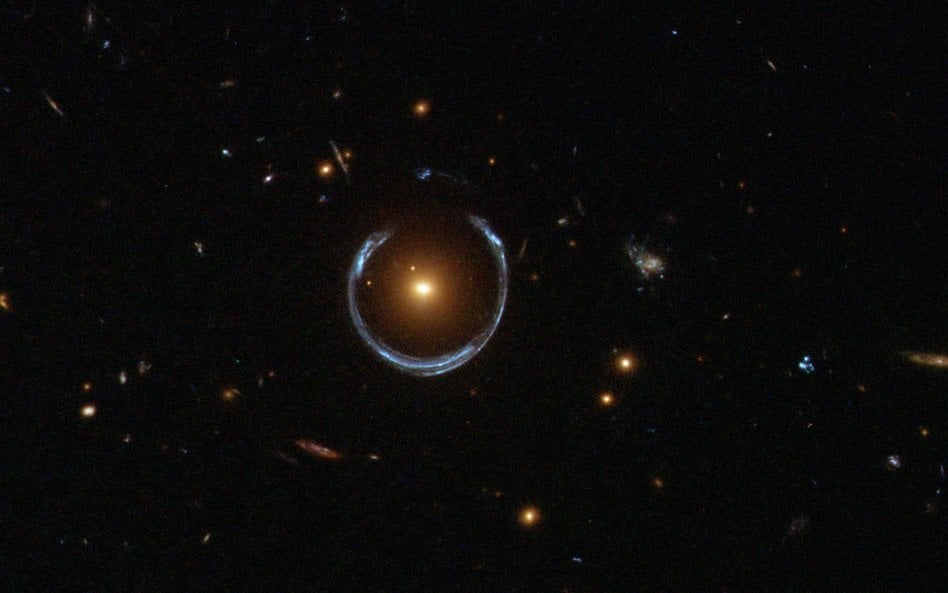 „Kosmiczna Podkowa" widoczna na nowych zdjęciach z Teleskopu Hubble'a