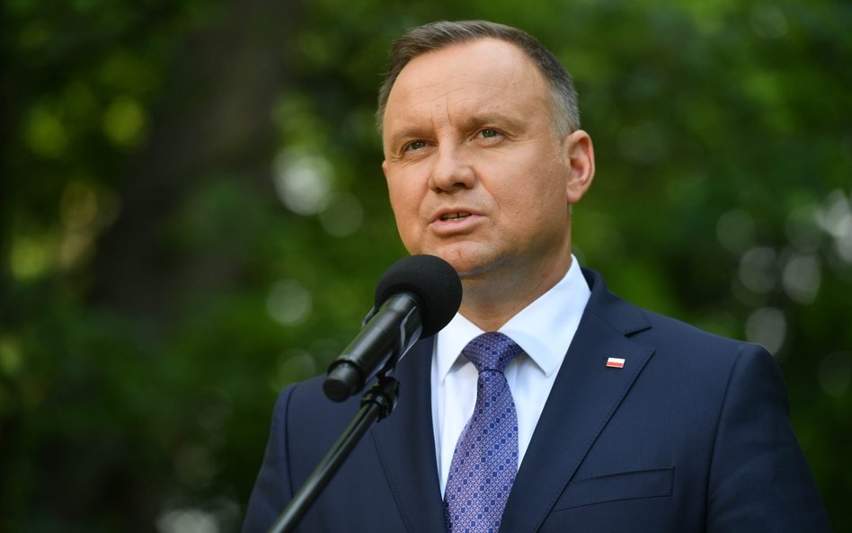 Dlaczego Andrzej Duda podpisał ustawę przyznającą emerytom „czternastkę”, choć to kolejne obciążenie