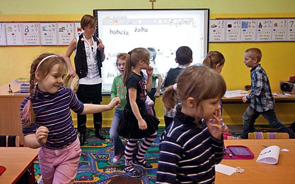 Sześciolatki w pierwszej klasie uczą się poprzez zabawę