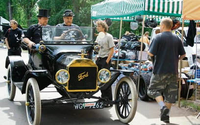 Na targach  w Łodzi oferowane są zabytki motoryzacji  z lat 20.  XX wieku.