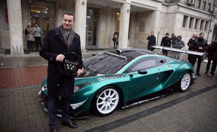 Teraz elektromobilność wraca do łask, na zdj. premier Mateusz Morawiecki i Arrinera Hussarya