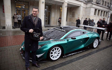 Teraz elektromobilność wraca do łask, na zdj. premier Mateusz Morawiecki i Arrinera Hussarya