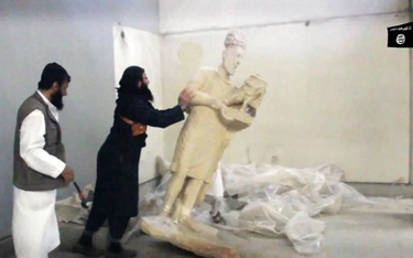 Dżihadyści niszczą zabytki w muzeum w Niniwie