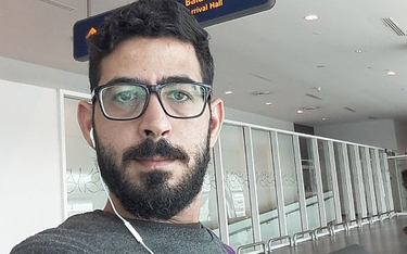 Syryjczyk od miesiąca na lotnisku. "To nie moja wojna"