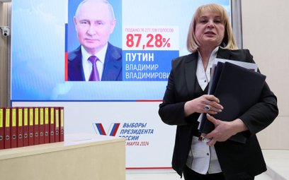 Ełła Pamfiłowa na tle ekranu z wynikiem Władimira Putina w ostatnich wyborach prezydenckich (21 marc