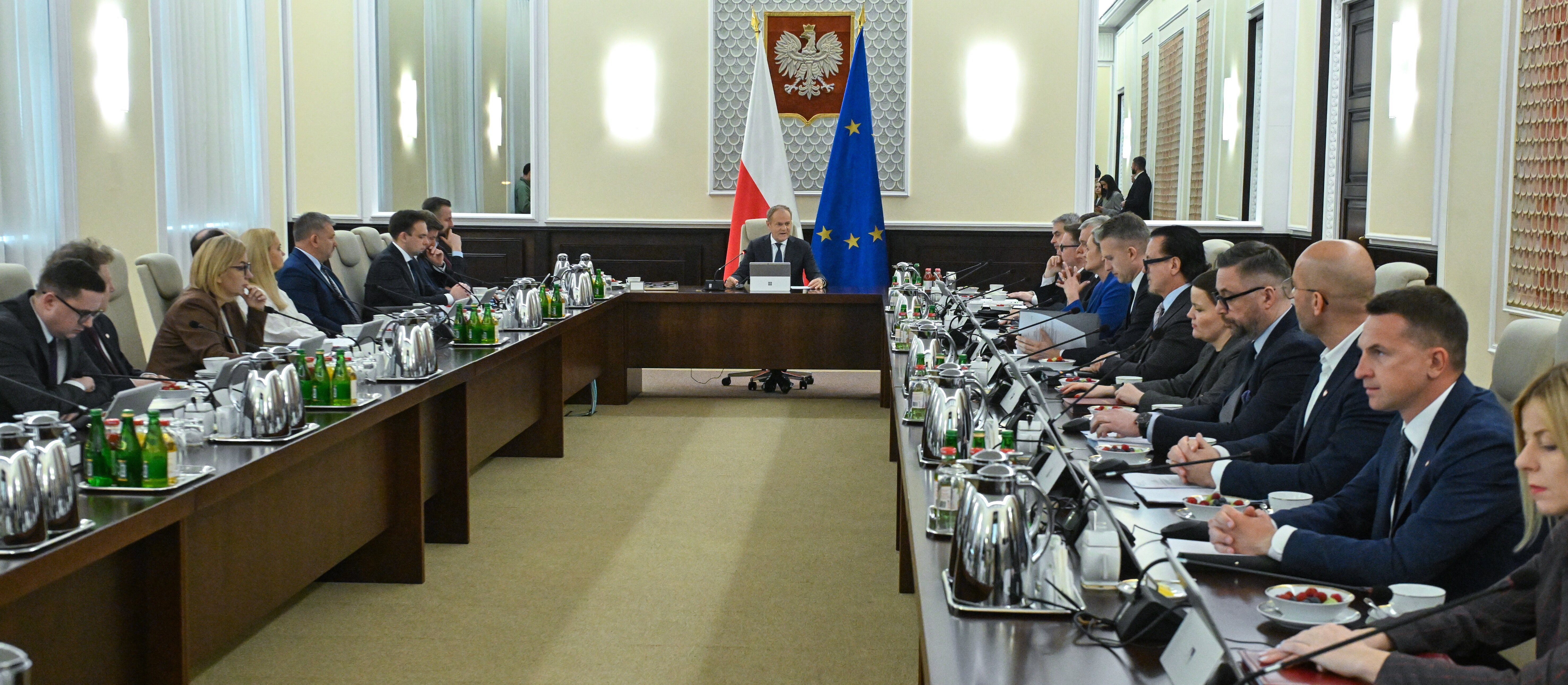 Jak obniżyć deficyt i nie zdenerwować wyborców? Rząd między młotem a kowadłem