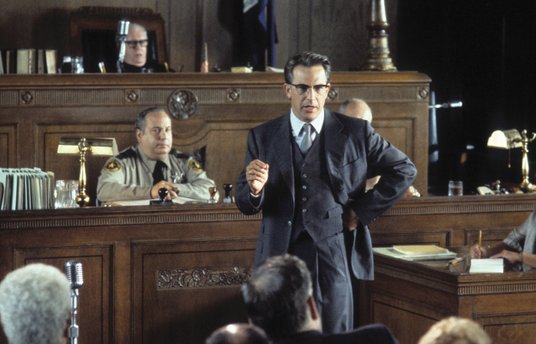 Kadr z filmu „JFK” (1991 r.) w reżyserii Olivera Stone’a. Na pierwszym planie: Kevin Costner w roli 