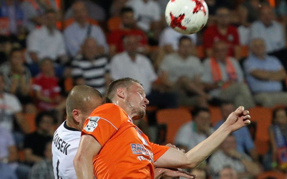 Bruk-Bet Termalica – Legia. O piłkę walczą zawodnik gospodarzy Artiom Putiwcew i Adam Hlousek z Legi