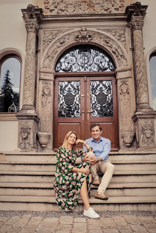 Andrzej i Małgorzata Tracz przed wejściem do pałacu. W tle XVII-wieczny portal.