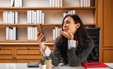 Kobieta adwokat. Selfie w kancelarii