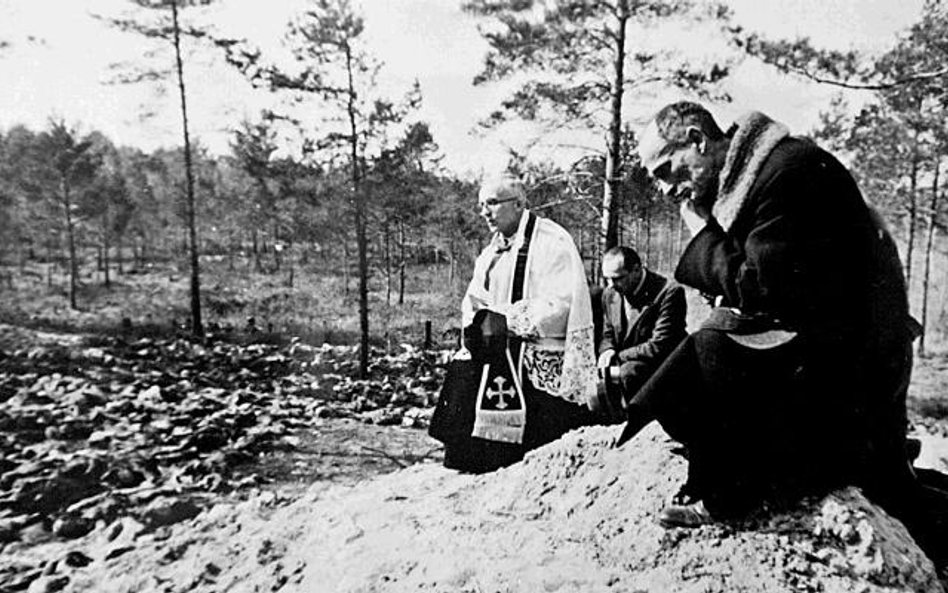 Wiosna 1943 roku. Ekshumacja zwłok polskich oficerów zamordowanych przez NKWD w Lesie Katyńskim