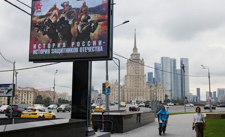 „Patriotyczna”, prowojenna propaganda jest w Rosji wszechobecna. Zwykli Rosjanie dostrzegają jednak 