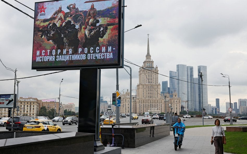 „Patriotyczna”, prowojenna propaganda jest w Rosji wszechobecna. Zwykli Rosjanie dostrzegają jednak 