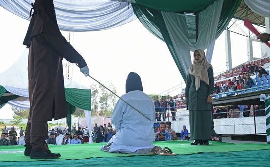 Za zdradę małżeńską w Indonezji karze się publiczną chłostą