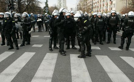 Policja chroniąca demonstrację na 11 listopada w 2012, przed rozpoczęciem sie zamieszek.