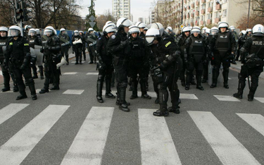 Policja chroniąca demonstrację na 11 listopada w 2012, przed rozpoczęciem sie zamieszek.