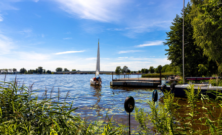 Jezioro Zegrzyńskie przyciąga tak miłośników sportów wodnych, jak i tych, którzy wolą plażowanie
