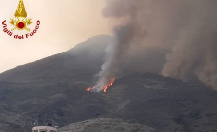 Włochy: Erupcja wulkanu przy Sycylii. Chmura popiołu w powietrzu
