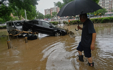 Zniszczone pojazdy na zalanej ulicy w Pekinie