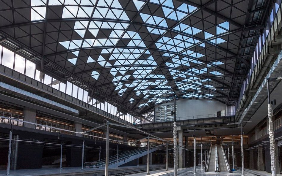 Dzięki szklanemu dachowi na umieszczone 16 metrów pod ziemią perony będzie docierać dzienne światło.