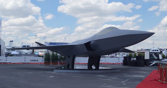 Makieta samolotu  FCAS/SCAF prezentowana na salonie lotniczym Le Bourget 2019.