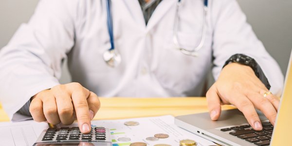 Lekarze rezydenci mogą płacić 14% ryczałtu – warunek to dochód do 2 mln euro
