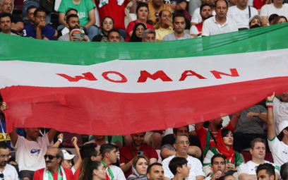 Irańscy kibice zaprezentowali flagę z hasłem "Kobiety Wolność Życie"