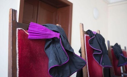 Sędziowie wykupują polisy od zwolnień z powodu choroby