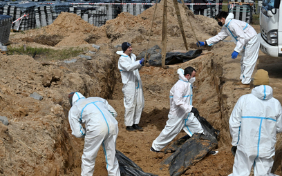 Ekshumacja ciał ze zbiorowej mogiły w Buczy w obwodzie kijowskim