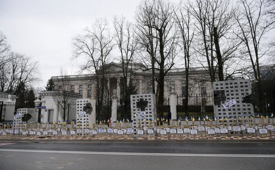 Instalacja przed ambasadą Rosji w Warszawie