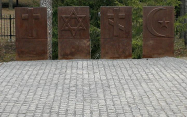 Pomnik pomordowanym w Katyniu