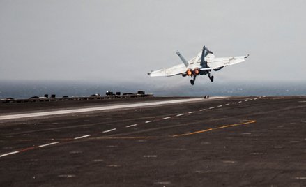 Myśliwiec F/A-18E startuje z pokładu lotniskowca USA