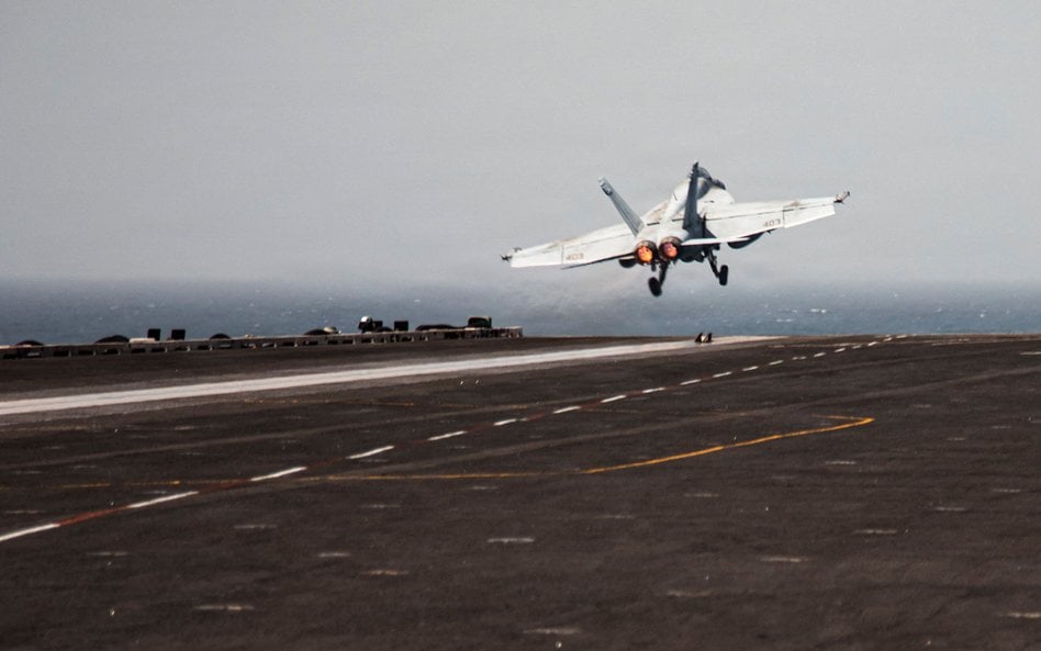 Myśliwiec F/A-18E startuje z pokładu lotniskowca USA