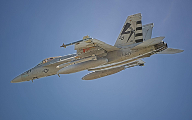 Super Hornet z podwieszoną pod skrzydłem makietą gabarytowo-masową pocisku kierowanego AGM-88G AARGM