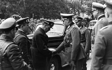 Najeźdźcy gratulują sobie zniszczenia państwa polskiego. Oficerowie Wehrmachtu i Armii Czerwonej w L