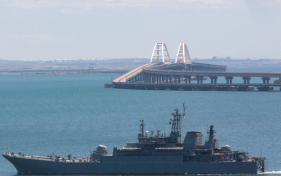 Rosyjski okręt wojenny płynący w pobliżu mostu Kerczeńskiego, łączącego Rosję z Krymem, po ataku, do
