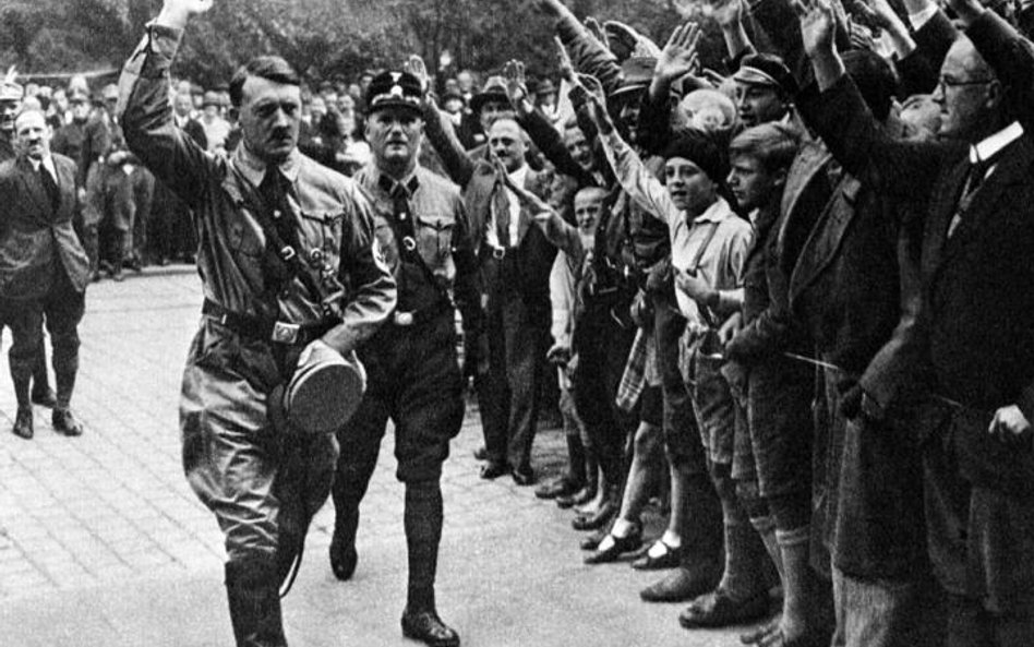 Pod wodzą Hitlera NSDAP szybko zwiększała poparcie. W wyborach do Reichstagu w 1933 r. zdobyła 44 pr