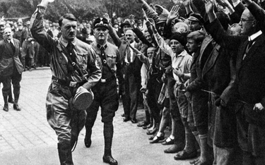 Pod wodzą Hitlera NSDAP szybko zwiększała poparcie. W wyborach do Reichstagu w 1933 r. zdobyła 44 pr