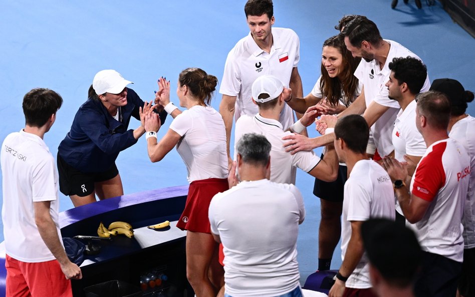 Awans zapewnili Katarzyna Kawa i Jan Zieliński, wygrywając w mikście 7:6 (7–5), 7:6 (7–3) z Coco Gau