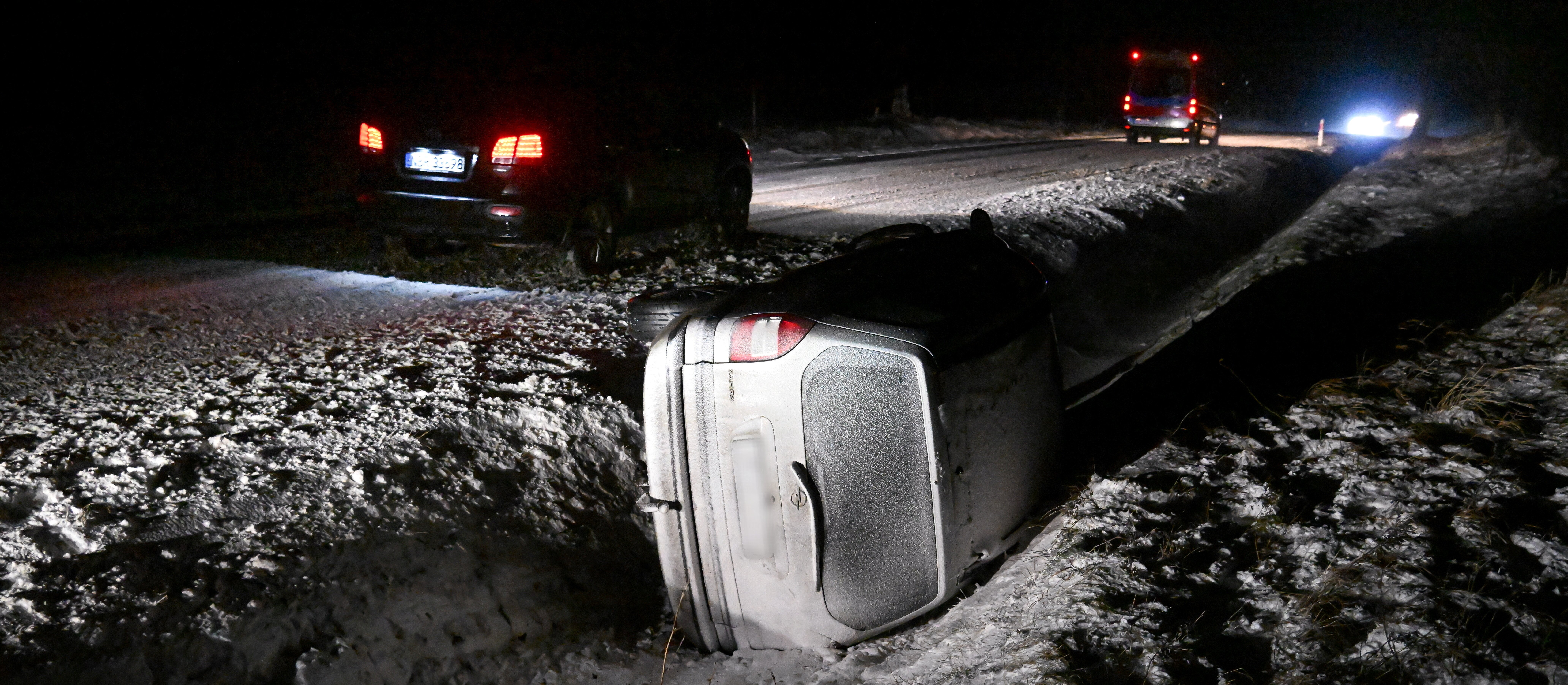 Atak zimy. Zasypane drogi, cofka na Wiśle, kilkanaście osób nocowało w urzędzie