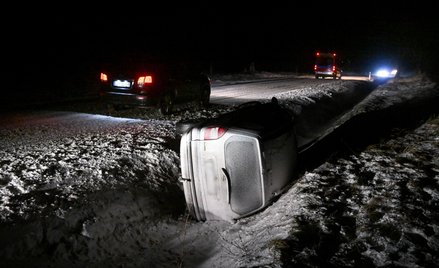 Atak zimy w woj. warmińsko-mazurskim. Samochód osobowy w rowie przy drodze wojewódzkiej nr 504 w oko