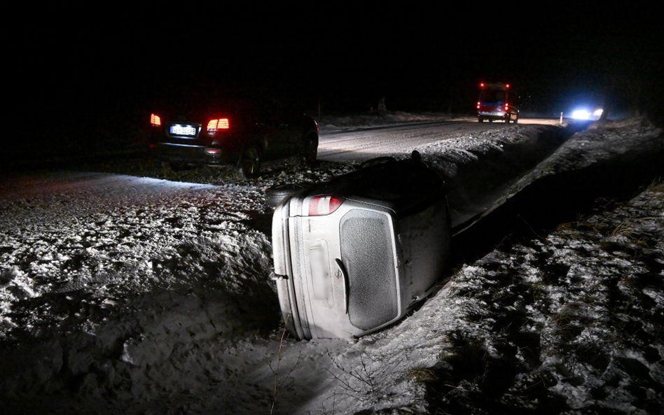 Atak zimy w woj. warmińsko-mazurskim. Samochód osobowy w rowie przy drodze wojewódzkiej nr 504 w oko